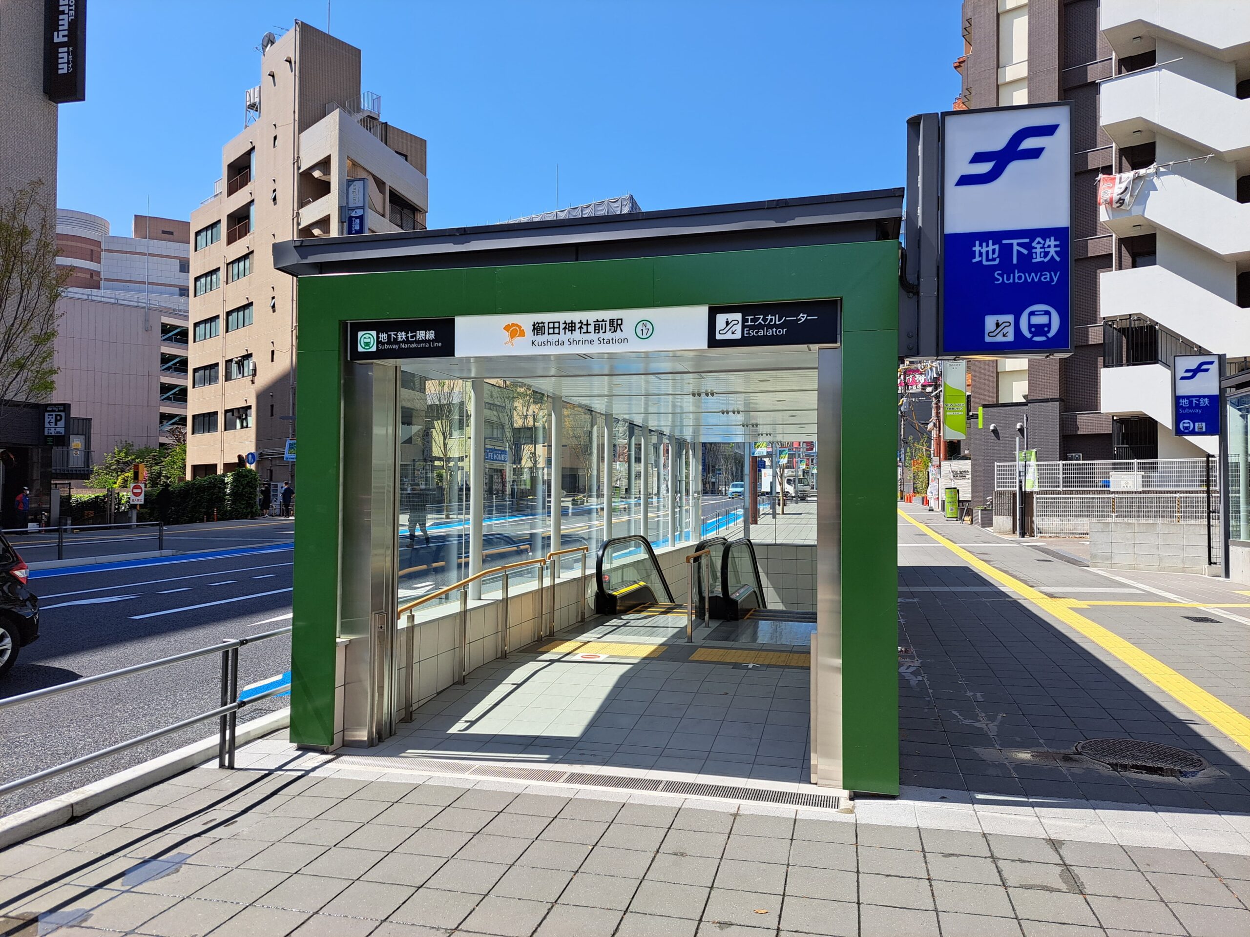 櫛田神社前駅から5分です。