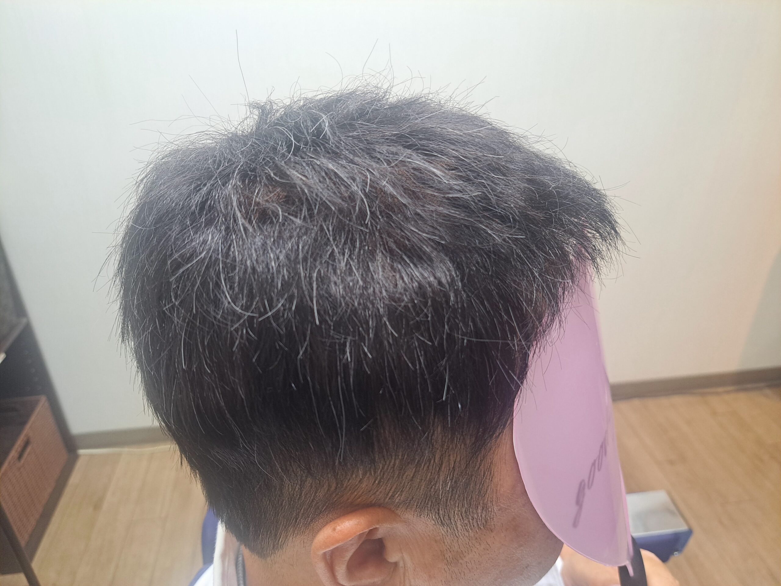 周りの毛量が薄めの方のショートヘア